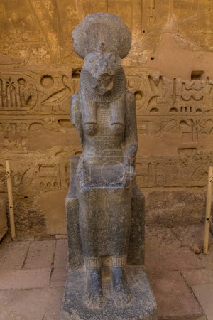 Téléchargez les photos : LUXOR, EGYPT - FEB 18, 2019: Sculpture at Medinet Habu (Mortuary temple of Ramesses III) at the Theban Necropolis, Egypt - en image libre de droit