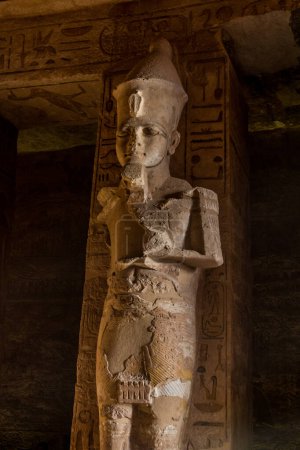 Foto de ABU SIMBEL, EGYPT - FEB 22, 2019: Osiride statue of Ramesses II in the Great Hypostyle Hall in the Great Temple of Ramesses II  in Abu Simbel, Egypt. - Imagen libre de derechos