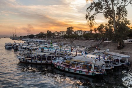 Foto de LUXOR, EGYPT - FEB 20, 2019: Small boats at the river Nile in Luxor, Egypt - Imagen libre de derechos