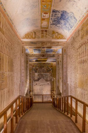 Téléchargez les photos : LUXOR, EGYPTE - 20 février 2019 : Tombeau de Ramsès IV dans la Vallée des Rois à la nécropole thébaine, Égypte - en image libre de droit