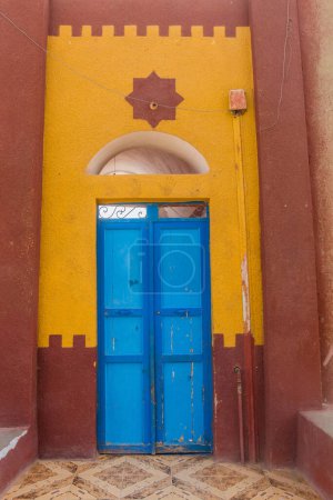 Téléchargez les photos : Colorful Nubian house near Aswan, Egypt - en image libre de droit
