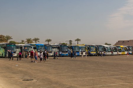 Téléchargez les photos : LUXOR, EGYPT - FEB 21, 2019: Tourist buses in front of the Karnak Temple complex, Egypt - en image libre de droit