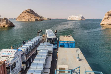 Foto de NASSER DEL LAGO, EGIPTO: 22 DE FEB DE 2019: Camiones y un autobús en un ferry que cruza el lago Nasser, Egipto - Imagen libre de derechos