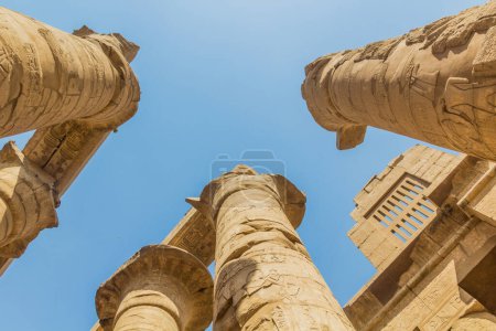 Foto de Columnas del Gran Salón Hipóstilo en el recinto del Templo de Amón en Karnak, Egipto - Imagen libre de derechos
