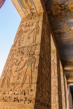 Téléchargez les photos : Colonnes décorées de Médinet Habu (temple mortuaire de Ramsès III) à la nécropole thébaine, Égypte - en image libre de droit