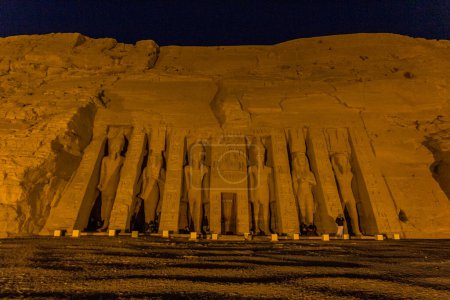 Foto de Vista nocturna del pequeño templo de Hathor y Nefertari en Abu Simbel, Egipto - Imagen libre de derechos