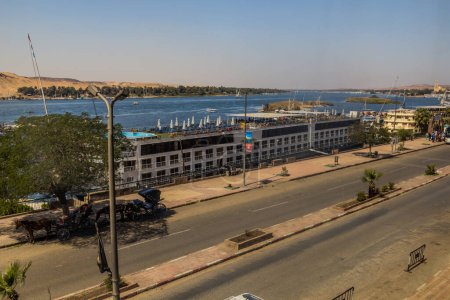 Téléchargez les photos : ASWAN, EGYPT: FEB 22, 2019: Cruise ships on the river Nile in Aswan, Egypt - en image libre de droit