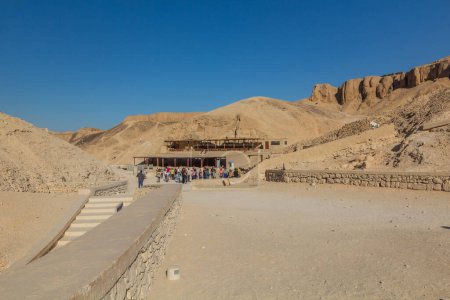 Téléchargez les photos : LUXOR, EGYPT - FEB 20, 2019: Tourists visit Valley of the Kings at the Theban Necropolis, Egypt - en image libre de droit