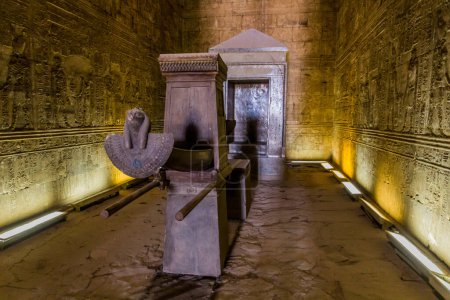 Téléchargez les photos : EDFU, EGYPTE - 17 février 2019 : Sanctuaire avec une barque dans le temple d'Horus à Edfou, Egypte - en image libre de droit