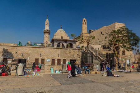 Téléchargez les photos : LUXOR, EGYPT - FEB 20, 2019: Luxor temple pylon and the Abu Haggag Mosque in Luxor, Egypt - en image libre de droit