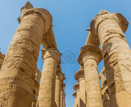 Foto de Columnas del Gran Salón Hipóstilo en el recinto del Templo de Amón en Karnak, Egipto - Imagen libre de derechos