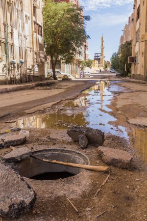 Téléchargez les photos : Open manhole on a street in Aswan, Egypt - en image libre de droit