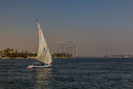 Foto de LUXOR, EGYPT - FEB 20, 2019: Felucca sail boat at the river Nile in Luxor, Egypt - Imagen libre de derechos