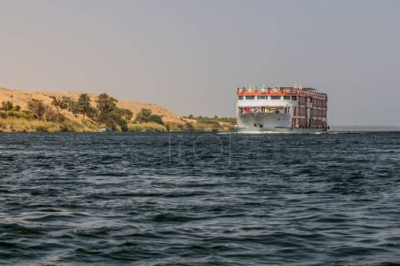 Téléchargez les photos : Cruise ship on the river Nile, Egypt - en image libre de droit