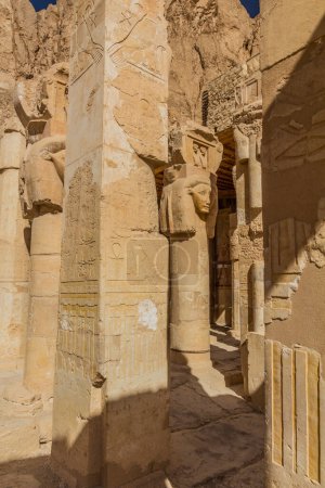 Foto de Columnas en el Templo de Hatshepsut en la orilla occidental de Luxor, Egipto - Imagen libre de derechos