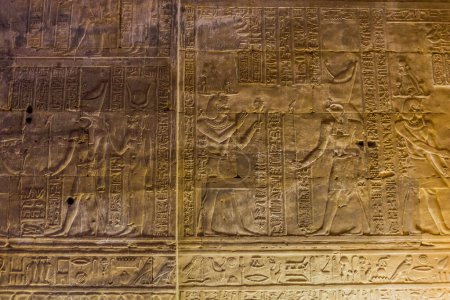 Téléchargez les photos : Wall of the temple of Horus in Edfu, Egypt - en image libre de droit