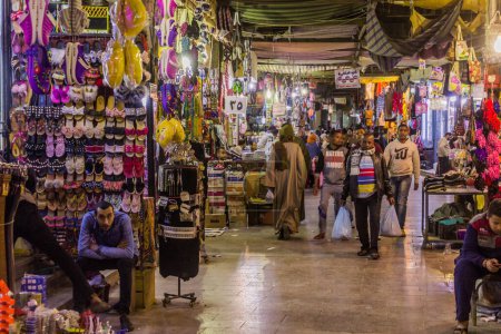 Foto de ASWAN, EGIPTO: 13 DE FEB DE 2019: Vista del viejo zoco (mercado) en Asuán, Egipto - Imagen libre de derechos