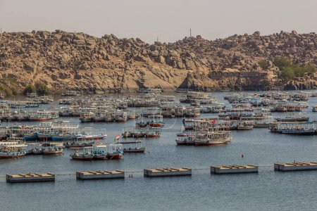 Foto de Boats near the Aswan Low Dam, Egypt - Imagen libre de derechos