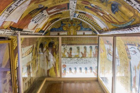 Téléchargez les photos : LUXOR, EGYPT - FEB 18, 2019: Tomb of Sennedjem in the Theban Necropolis, Egypt - en image libre de droit