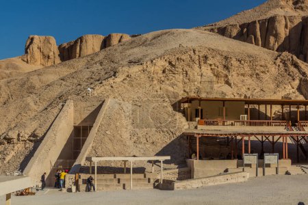 Foto de LUXOR, EGYPT - FEB 20, 2019: Tourists visit Valley of the Kings at the Theban Necropolis, Egypt - Imagen libre de derechos