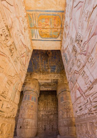 Téléchargez les photos : Détail de Medinet Habu (temple mortuaire de Ramsès III) à la nécropole thébaine, Égypte - en image libre de droit