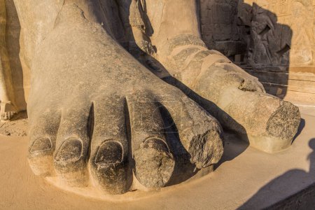 Téléchargez les photos : Detail of Ramses II statue feet at the Luxor temple, Egypt - en image libre de droit