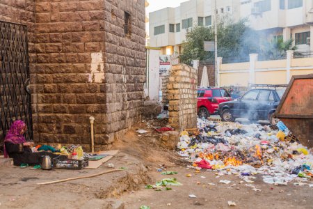 Téléchargez les photos : ASWAN, EGYPT: FEB 12, 2019: Homeless woman and rubbish in the center of Aswan, Egypt - en image libre de droit