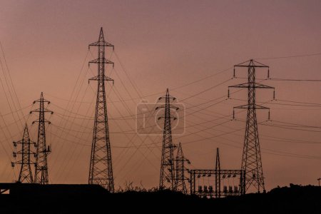 Téléchargez les photos : Silhouettes of the power transmissions near Aswan Dam, Egypt - en image libre de droit