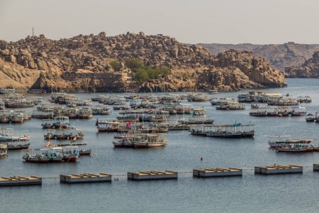 Téléchargez les photos : Boats near the Aswan Low Dam, Egypt - en image libre de droit