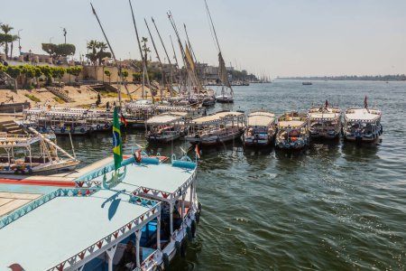 Foto de LUXOR, EGYPT - FEB 20, 2019: Various boats at the river Nile in Luxor, Egypt - Imagen libre de derechos