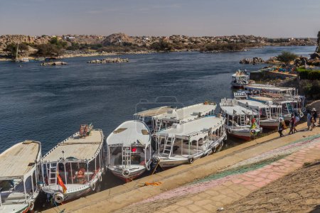 Téléchargez les photos : ASWAN, EGYPT: FEB 22, 2019: Boats at the river Nile in Nubian village Gharb Seheil, Egypt - en image libre de droit