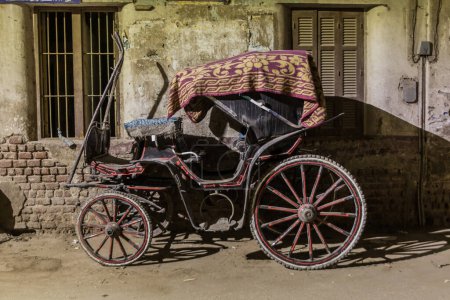 Téléchargez les photos : Wooden carriage on a street in Sohag, Egypt - en image libre de droit