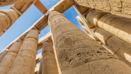 Foto de Columnas decoradas del Gran Salón Hipóstilo en el recinto del Templo de Amón en Karnak, Egipto - Imagen libre de derechos
