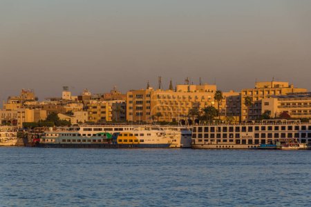 Téléchargez les photos : LUXOR, EGYPT - FEB 18, 2019: Cruise ships at the river Nile in Luxor, Egypt - en image libre de droit