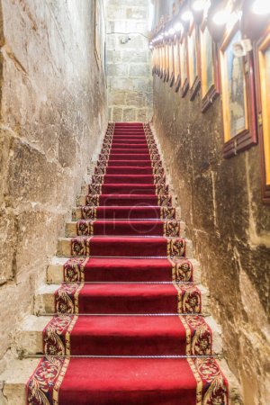 Foto de SOHAG, EGIPTO: 11 DE FEB DE 2019: Escaleras en el Monasterio Copto Blanco (Deir al Abyad) cerca de Sohag, Egipto - Imagen libre de derechos