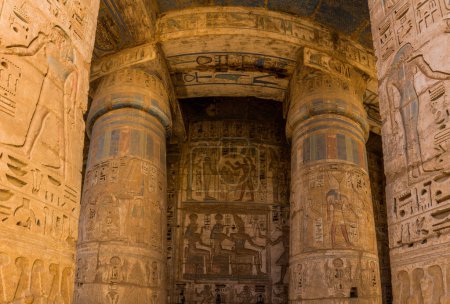 Téléchargez les photos : Colonnes dans le temple de Hatchepsout à la Cisjordanie de Louxor, Egypte - en image libre de droit