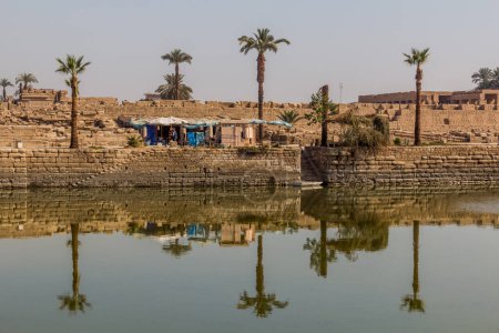 Téléchargez les photos : Sacred lake in the Karnak Temple Complex, Egypt - en image libre de droit