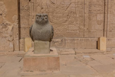 Téléchargez les photos : Horus comme faucon gardant le temple à Edfu, Egypte - en image libre de droit