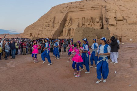 Téléchargez les photos : ABU SIMBEL, EGYPTE - 22 FÉVRIER 2019 : Spectacle de danse devant le Grand Temple de Ramsès II à Abu Simbel, Égypte. Le 22 février est un jour spécial où les rayons du soleil pénètrent dans le sanctuaire. Cet événement attire de nombreux visiteurs. - en image libre de droit