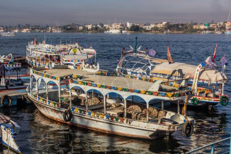 Foto de LUXOR, EGYPT - FEB 18, 2019: Small boats at the Nile river in Luxor, Egypt - Imagen libre de derechos