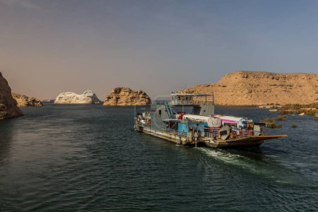 Téléchargez les photos : LAKE NASSER, EGYPTE : 22 février 2019 : Camions sur un ferry traversant le lac Nasser, Egypte - en image libre de droit