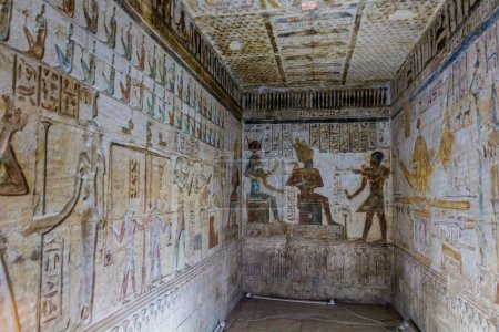 Téléchargez les photos : LUXOR, EGYPTE - 18 février 2019 : Temple de Deir el-Medina dans la nécropole thébaine, Égypte - en image libre de droit