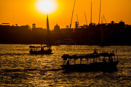 Foto de Evening view of boats at the river Nile in Luxor, Egypt - Imagen libre de derechos