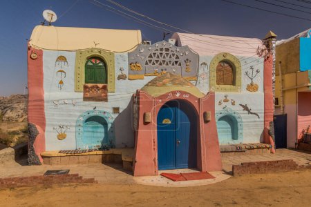 Téléchargez les photos : GHARB SEHEIL, EGYPT: FEB 22, 2019: Colorful house in Nubian village Gharb Seheil, Egypt - en image libre de droit