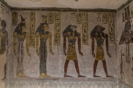Foto de LUXOR, EGYPT - FEB 20, 2019: Decorations of the Ramesses III tomb at the Valley of the Kings at the Theban Necropolis, Egypt - Imagen libre de derechos