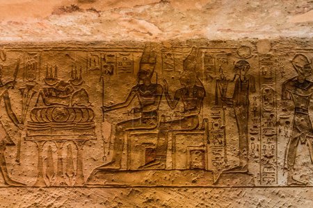 Téléchargez les photos : ABU SIMBEL, EGYPTE - 22 février 2019 : Sculptures murales dans le Grand Temple de Ramsès II à Abu Simbel, Egypte. - en image libre de droit