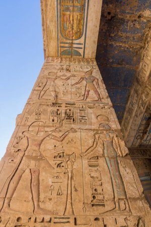 Foto de Decorated walls of Medinet Habu (Mortuary temple of Ramesses III) at the Theban Necropolis, Egypt - Imagen libre de derechos