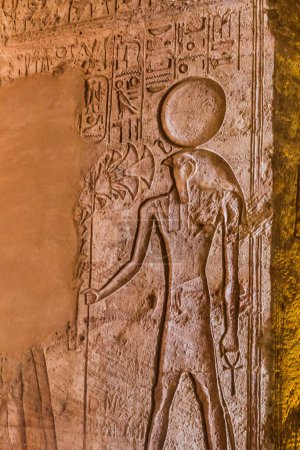 Téléchargez les photos : ABU SIMBEL, EGYPT - FEB 22, 2019: God Horus in the Great Temple of Ramesses II  in Abu Simbel, Egypt. - en image libre de droit