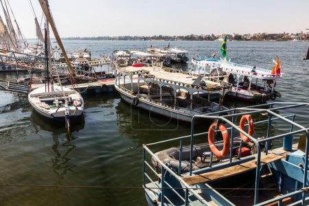 Téléchargez les photos : LUXOR, EGYPT - FEB 20, 2019: Various boats at the river Nile in Luxor, Egypt - en image libre de droit