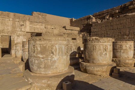 Téléchargez les photos : Colonnes brisées de Medinet Habu (temple mortuaire de Ramsès III) à la nécropole thébaine, Égypte - en image libre de droit